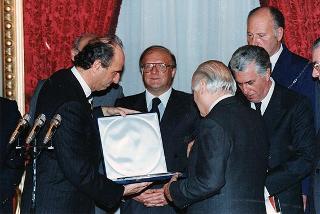 Mario Pescante, presidente del CONI, con gli atleti e i dirigenti insigniti di medaglie d'oro al valore atletico e Stelle d'oro al merito sportivo