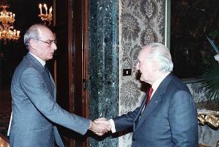 Prof. Gianguido Sacchi Morsiani e dott. Leone Sidani, presidente e direttore generale della Cassa di risparmio di Bologna, per presentare il volume pubblicato in occasione dell'VIII centenario di fondazione del Santuario di S. Luca