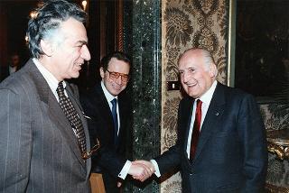 Prof. Gianguido Sacchi Morsiani e dott. Leone Sidani, presidente e direttore generale della Cassa di risparmio di Bologna, per presentare il volume pubblicato in occasione dell'VIII centenario di fondazione del Santuario di S. Luca