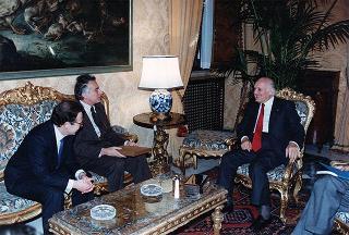 Prof. Gianguido Sacchi Morsiani e dott. Leone Sidani, presidente e direttore generale della Cassa di risparmio di Bologna, per presentare il volume pubblicato in occasione dell'VIII centenario di fondazione del Santuario di S. Luca