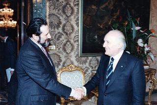 Massimo Bellotti, presidente dell'Istituto Alcide Cervi, con alcuni esponenti, in occasione del 50° anniversario dell'eccidio dei fratelli Cervi