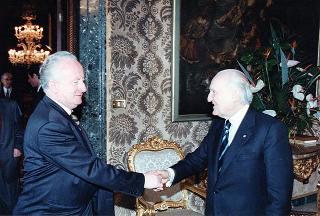 Massimo Bellotti, presidente dell'Istituto Alcide Cervi, con alcuni esponenti, in occasione del 50° anniversario dell'eccidio dei fratelli Cervi