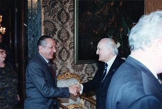 Massimo Bellotti, presidente dell'Istituto Alcide Cervi, con alcuni esponenti, in occasione del 50° anniversario dell'eccidio dei fratelli Cervi