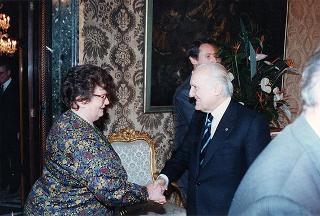 Massimo Bellotti, presidente dell'Istituto Alcide Cervi, con alcuni esponenti, in occasione del 50° anniversario dell'eccidio dei fratelli Cervi