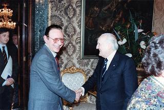 Massimo Bellotti, presidente dell'Istituto Alcide Cervi, con alcuni esponenti, in occasione del 50° anniversario dell'eccidio dei fratelli Cervi