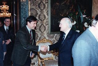 Massimo Bellotti, presidente dell'Istituto Alcide Cervi, con alcuni esponenti, in occasione del 50° anniversario dell'eccidio dei fratelli Cervi