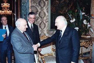Massimo Bellotti, presidente dell'Istituto Alcide Cervi, con alcuni esponenti, in occasione del 50° anniversario dell'eccidio dei fratelli Cervi