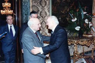 Massimo Bellotti, presidente dell'Istituto Alcide Cervi, con alcuni esponenti, in occasione del 50° anniversario dell'eccidio dei fratelli Cervi