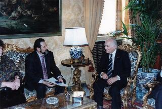 Massimo Bellotti, presidente dell'Istituto Alcide Cervi, con alcuni esponenti, in occasione del 50° anniversario dell'eccidio dei fratelli Cervi