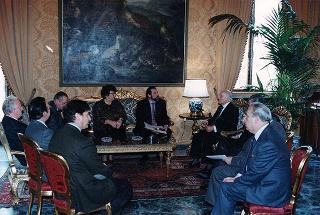 Massimo Bellotti, presidente dell'Istituto Alcide Cervi, con alcuni esponenti, in occasione del 50° anniversario dell'eccidio dei fratelli Cervi