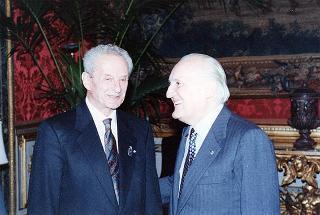 Il Presidente della Repubblica Oscar Luigi Scalfaro incontra il Generale Vittorio Luoni, con i figli