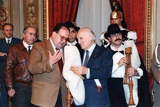 Il Presidente della Repubblica Oscar Luigi Scalfaro riceve la visita dell'on. Rosa Russo Jervolino, ministro della pubblica istruzione, con i promotori, la giuria ed i vincitori del 43° Premio "Livio Tempesta"