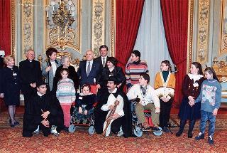 Il Presidente della Repubblica Oscar Luigi Scalfaro riceve la visita dell'on. Rosa Russo Jervolino, ministro della pubblica istruzione, con i promotori, la giuria ed i vincitori del 43° Premio "Livio Tempesta"