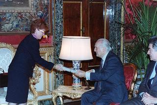 Il Presidente della Repubblica Oscar Luigi Scalfaro riceve la vista di Domenica Cintura, presidente della Società italiana assistenti sociali, con una delegazione