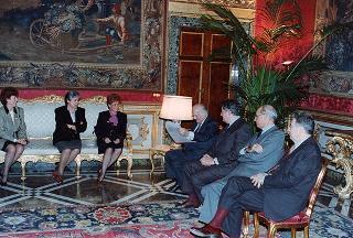 Il Presidente della Repubblica Oscar Luigi Scalfaro riceve la vista di Domenica Cintura, presidente della Società italiana assistenti sociali, con una delegazione