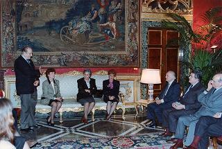 Il Presidente della Repubblica Oscar Luigi Scalfaro riceve la vista di Domenica Cintura, presidente della Società italiana assistenti sociali, con una delegazione