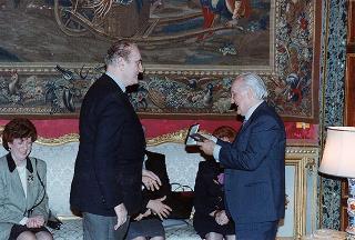 Il Presidente della Repubblica Oscar Luigi Scalfaro riceve la vista di Domenica Cintura, presidente della Società italiana assistenti sociali, con una delegazione