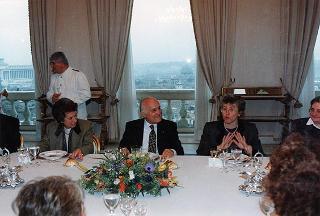 Colazione con il ministro della pubblica istruzione, il ministro della sanità ed altre signore