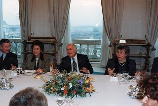 Colazione con il ministro della pubblica istruzione, il ministro della sanità ed altre signore