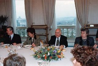 Colazione con il ministro della pubblica istruzione, il ministro della sanità ed altre signore