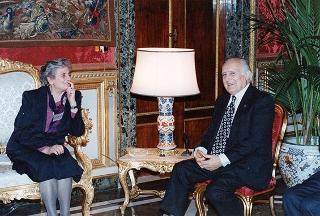 Il Presidente della Repubblica Oscar Luigi Scalfaro riceve l'on. Maria Eletta Martini, con una delegazione di firmatari della "Carta 1993"