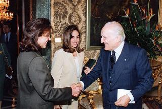 Il Presidente della Repubblica Oscar Luigi Scalfaro riceve in udienza Alessandra Patti, vincitrice della borsa di studio dell'Istituto di studi sociali &quot;Giuseppe Saragat&quot; per il 1993