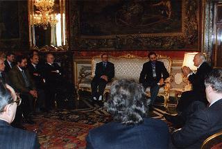 Il Presidente della Repubblica Oscar Luigi Scalfaro incontra Patrizio Petrucci, presidente dell'Associazione nazionale pubbliche assistenze, con esponenti del sodalizio