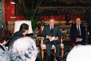 Il Presidente della Repubblica Oscar Luigi Scalfaro con l'on. Mino Martinazzoli e una rappresentanza del Partito popolare.