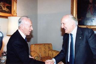 Incontro del Presidente della Repubblica Oscar Luigi Scalfaro con il prof.Prof. Riccardo Monaco, presidente della Fondazione per la pace e la cooperazione internazionale "Alcide De Gasperi", e i componenti del Consiglio di presidenza