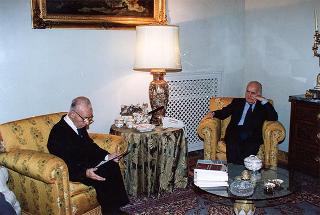 Incontro del Presidente della Repubblica Oscar Luigi Scalfaro con il prof.Prof. Riccardo Monaco, presidente della Fondazione per la pace e la cooperazione internazionale "Alcide De Gasperi", e i componenti del Consiglio di presidenza