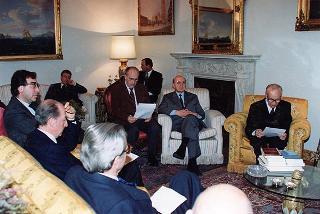 Incontro del Presidente della Repubblica Oscar Luigi Scalfaro con il prof.Prof. Riccardo Monaco, presidente della Fondazione per la pace e la cooperazione internazionale "Alcide De Gasperi", e i componenti del Consiglio di presidenza