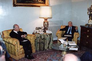 Incontro del Presidente della Repubblica Oscar Luigi Scalfaro con il prof.Prof. Riccardo Monaco, presidente della Fondazione per la pace e la cooperazione internazionale "Alcide De Gasperi", e i componenti del Consiglio di presidenza