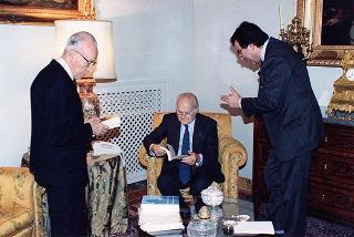 Incontro del Presidente della Repubblica Oscar Luigi Scalfaro con il prof.Prof. Riccardo Monaco, presidente della Fondazione per la pace e la cooperazione internazionale "Alcide De Gasperi", e i componenti del Consiglio di presidenza
