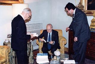 Incontro del Presidente della Repubblica Oscar Luigi Scalfaro con il prof.Prof. Riccardo Monaco, presidente della Fondazione per la pace e la cooperazione internazionale "Alcide De Gasperi", e i componenti del Consiglio di presidenza