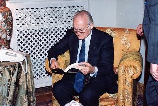 Incontro del Presidente della Repubblica Oscar Luigi Scalfaro con il prof.Prof. Riccardo Monaco, presidente della Fondazione per la pace e la cooperazione internazionale "Alcide De Gasperi", e i componenti del Consiglio di presidenza
