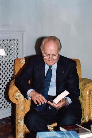 Incontro del Presidente della Repubblica Oscar Luigi Scalfaro con il prof.Prof. Riccardo Monaco, presidente della Fondazione per la pace e la cooperazione internazionale "Alcide De Gasperi", e i componenti del Consiglio di presidenza