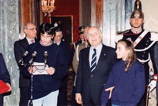 Il Presidente della Repubblica Oscar Luigi Scalfaro riceve in udienza un gruppo di studenti della Scuola media statale &quot;Guglielmo Marconi&quot; di Biella