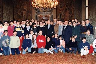 Il Presidente della Repubblica Oscar Luigi Scalfaro riceve in udienza un gruppo di studenti della Scuola media statale &quot;Guglielmo Marconi&quot; di Biella