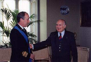 Il Presidente della Repubblica Oscar Luigi Scalfaro riceve l'Ammiraglio Mario Angeli, nuovo Comandante navale alleato del Sud Europa