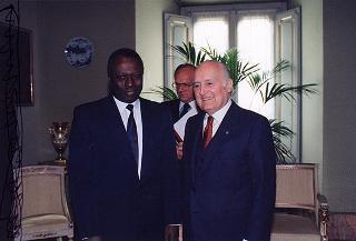 Il Presidente della Repubblica Oscar Luigi Scalfaro incontra Jacques Diouf, direttore generale della FAO, con l'ambasciatore Aldo Pugliese, rappresentante permanente d'Italia presso la FAO