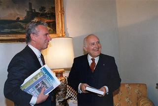 Il Presidente della Repubblica Oscar Luigi Scalfaro riceve il prof. Cesare Merlini, presidente dell'Istituto affari internazionali con i membri del comitato esecutivo dell'Istituto