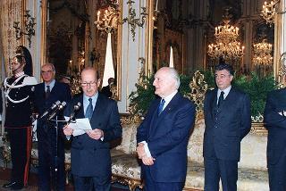 Il Presidente della Repubblica Oscar Luigi Scalfaro riceve in udienza una delegazione di iscritti al Rotary Club di Novara
