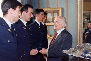 Il Presidente della Repubblica Oscar Luigi Scalfaro riceve una delegazione di allievi dell'Accademia aeronautica di Pozzuoli, in servizio di guardia d'onore al Palazzo del Quirinale