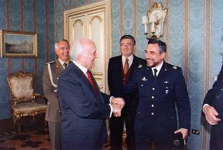 Il Presidente della Repubblica Oscar Luigi Scalfaro riceve una delegazione di allievi dell'Accademia aeronautica di Pozzuoli, in servizio di guardia d'onore al Palazzo del Quirinale