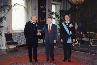 Il Presidente della Repubblica Oscar Luigi Scalfaro riceve il Generale Luigi Federici e il Generale Alessandro Vannucchi, capo di Stato maggiore dell'Arma dei carabinieri
