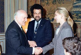 Il Presidente della Repubblica Oscar Luigi Scalfaro riceve il Maestro Giuseppe Sinopoli, con la famiglia