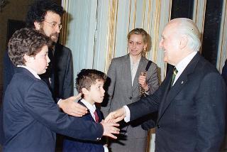Il Presidente della Repubblica Oscar Luigi Scalfaro riceve il Maestro Giuseppe Sinopoli, con la famiglia