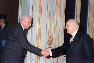 Il Presidente della Repubblica Oscar Luigi Scalfaro riceve Giorgio Fattori, presidente della RCS Editori, per presentare la "Nuova Enciclopedia universale Rizzoli Larousse"