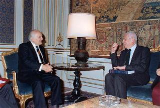 Il Presidente della Repubblica Oscar Luigi Scalfaro riceve Giorgio Fattori, presidente della RCS Editori, per presentare la "Nuova Enciclopedia universale Rizzoli Larousse"