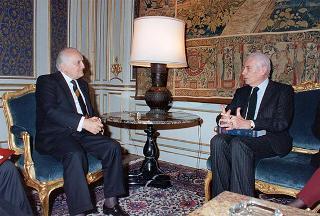 Il Presidente della Repubblica Oscar Luigi Scalfaro riceve Giorgio Fattori, presidente della RCS Editori, per presentare la "Nuova Enciclopedia universale Rizzoli Larousse"